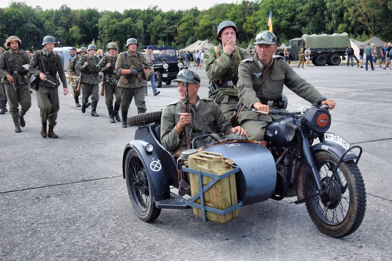 oude leger voertuigen en autos
