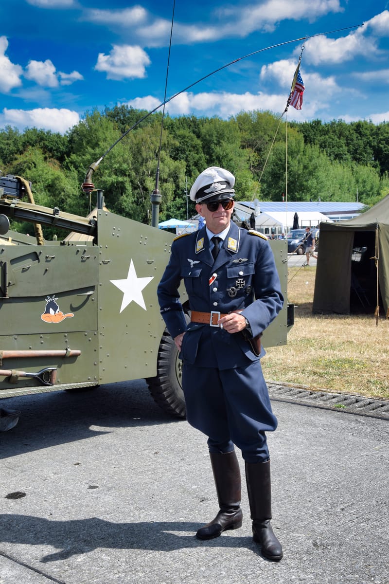 oude leger voertuigen en autos