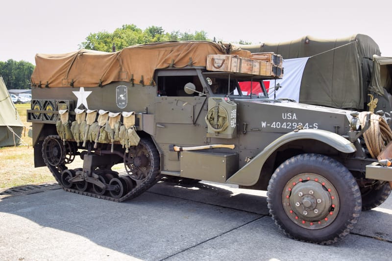 oude leger voertuigen en autos