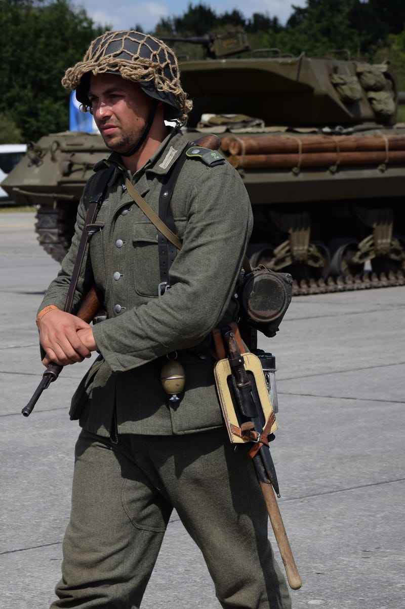 oude leger voertuigen en autos