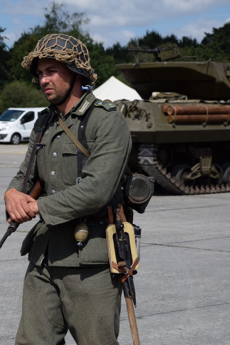 oude leger voertuigen en autos