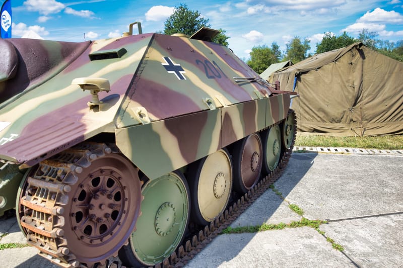 oude leger voertuigen en autos