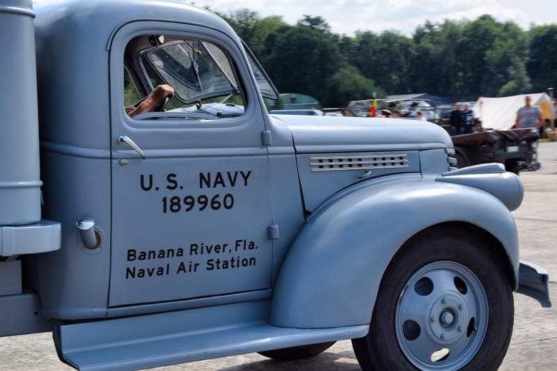 oude leger voertuigen en autos