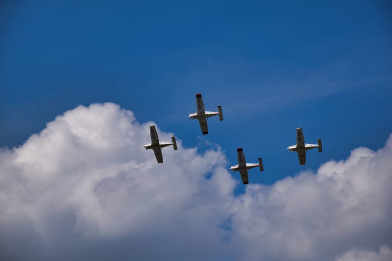 oude leger voertuigen en autos