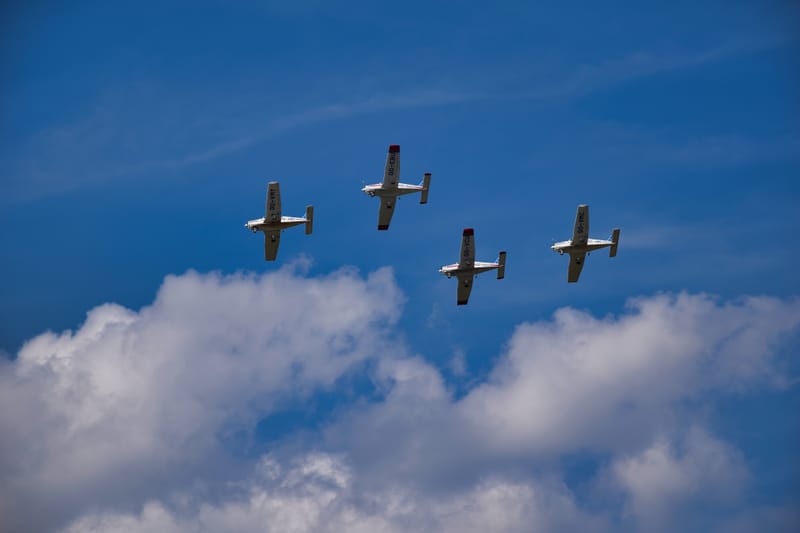 oude leger voertuigen en autos