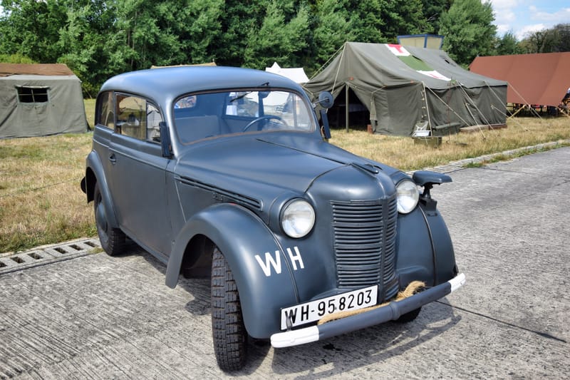 oude leger voertuigen en autos