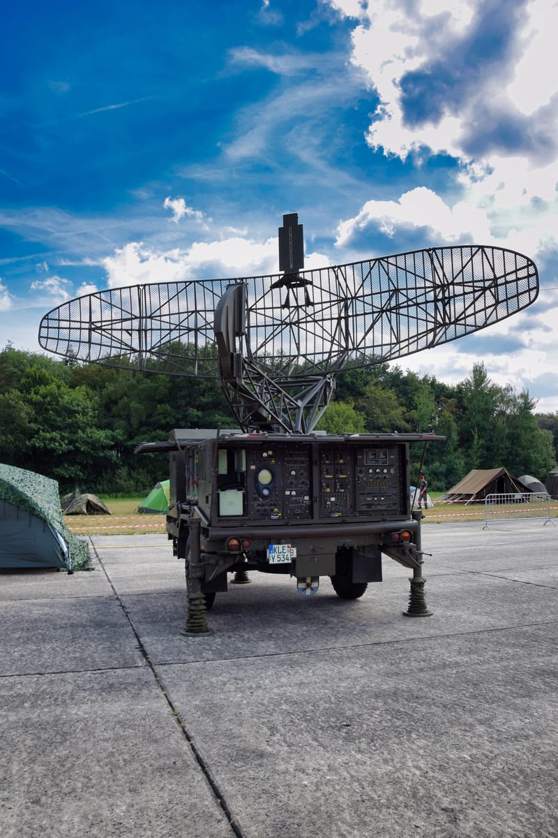 oude leger voertuigen en autos