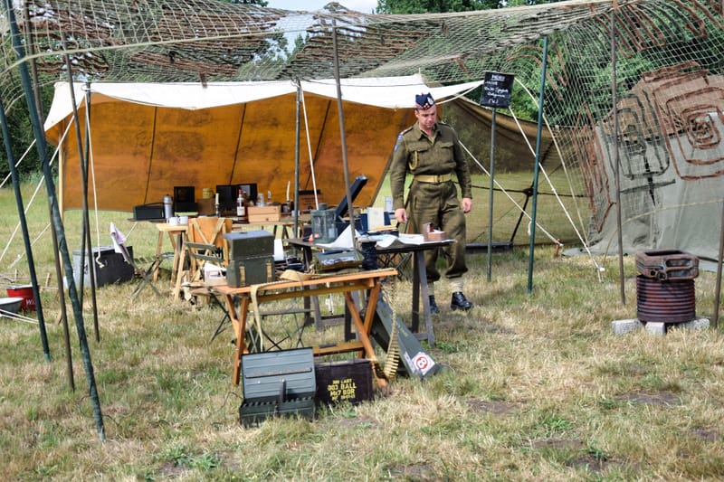 oude leger voertuigen en autos