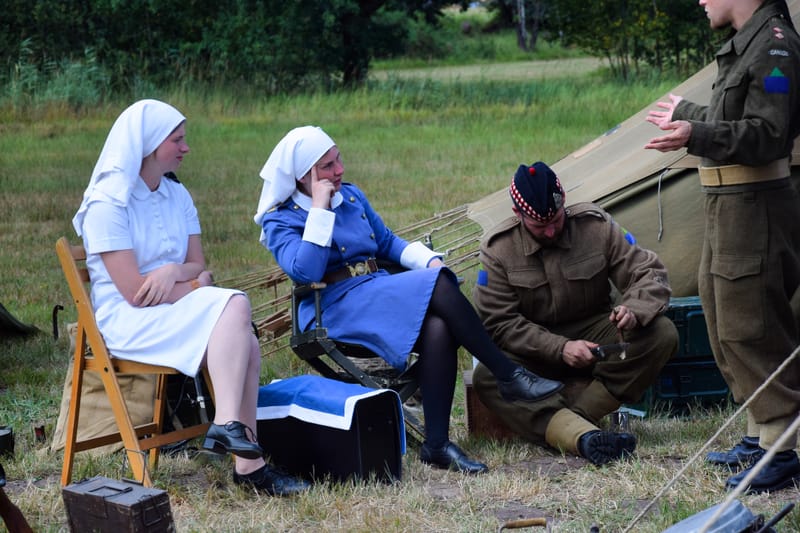 oude leger voertuigen en autos