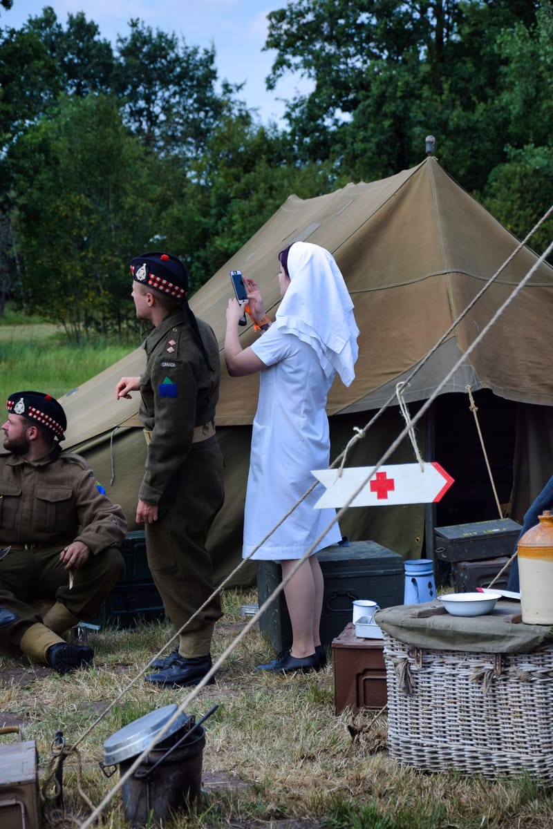 oude leger voertuigen en autos
