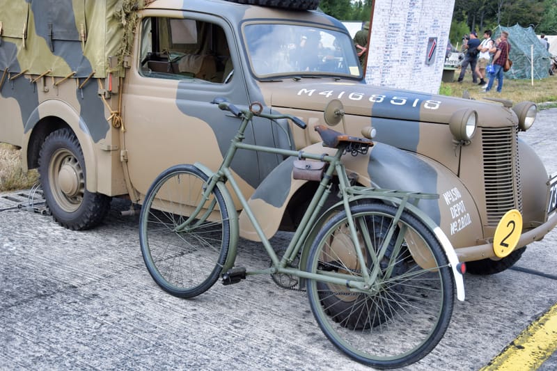 oude leger voertuigen en autos