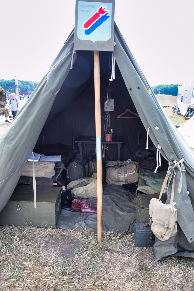 oude leger voertuigen en autos