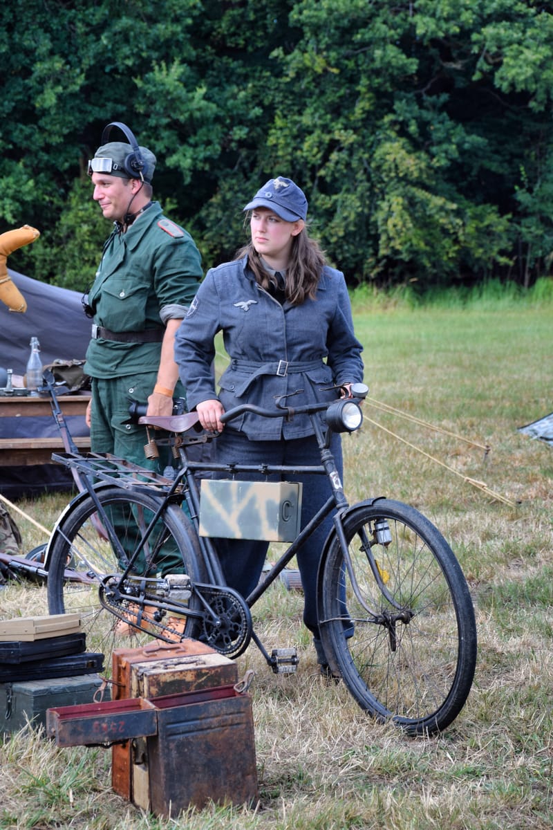 oude leger voertuigen en autos