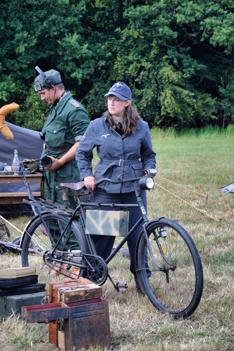 oude leger voertuigen en autos