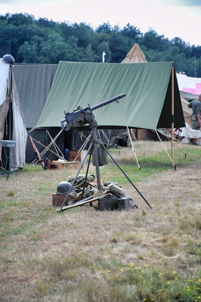 oude leger voertuigen en autos