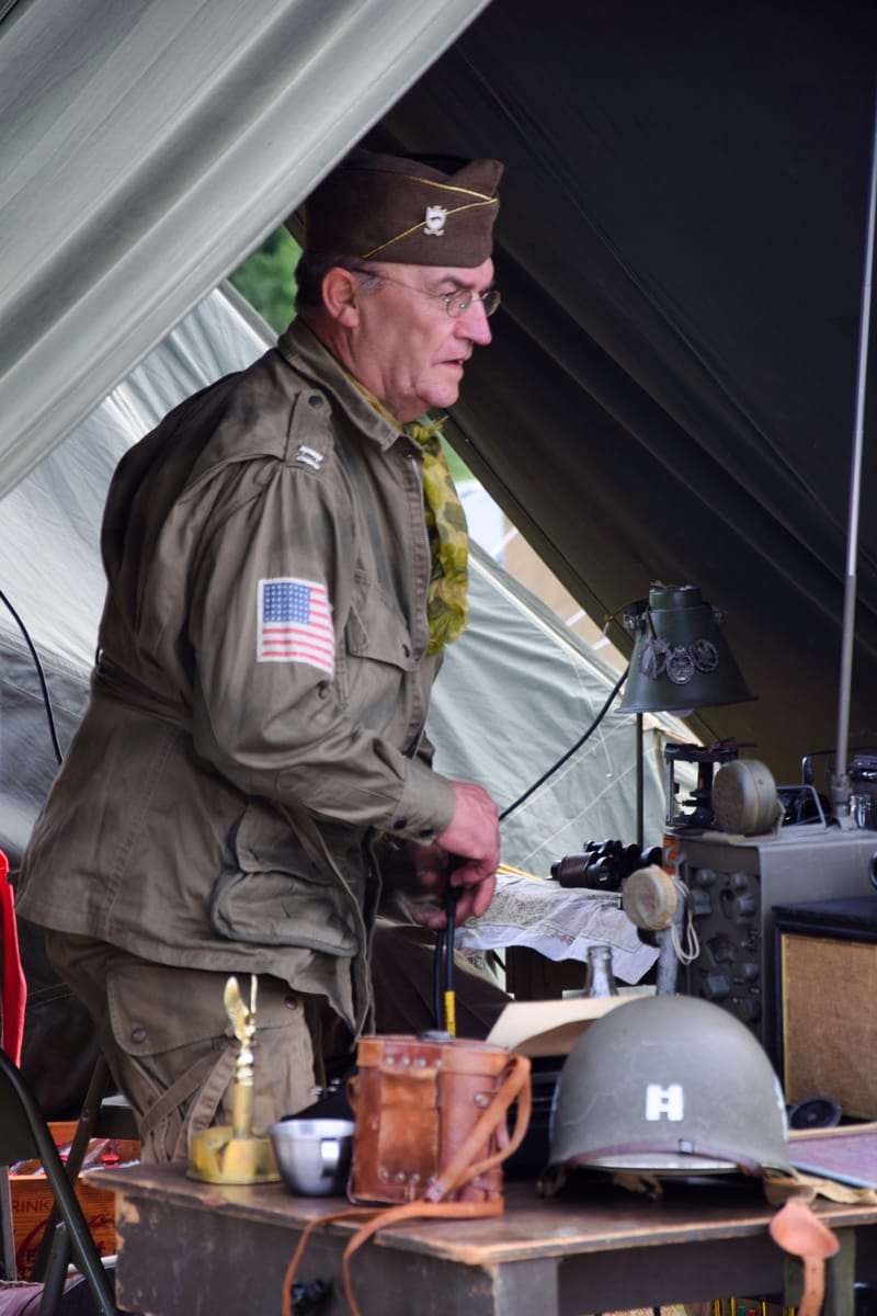 oude leger voertuigen en autos