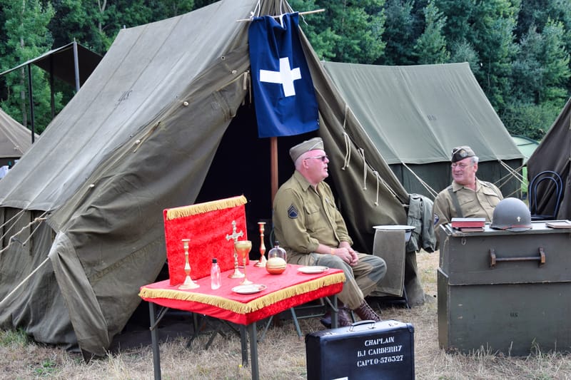 oude leger voertuigen en autos