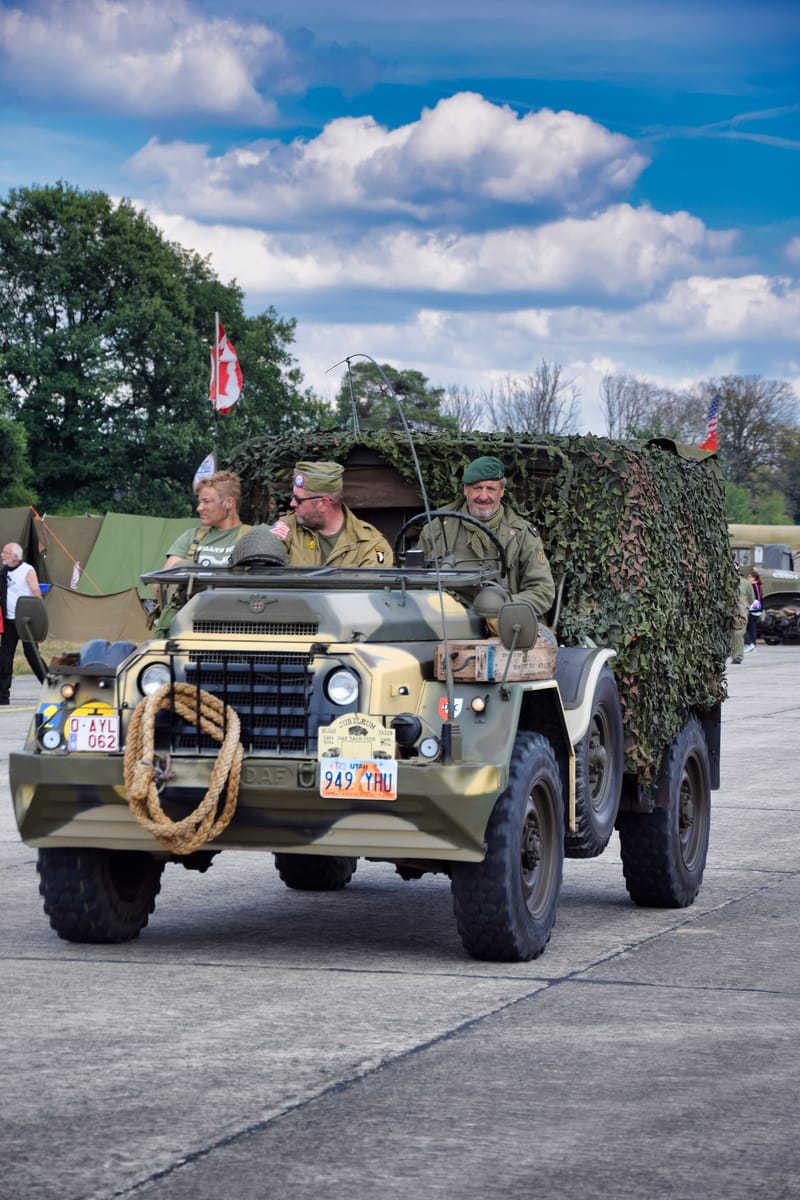 oude leger voertuigen en autos