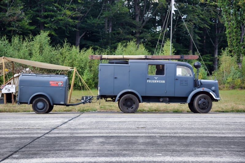 oude leger voertuigen en autos
