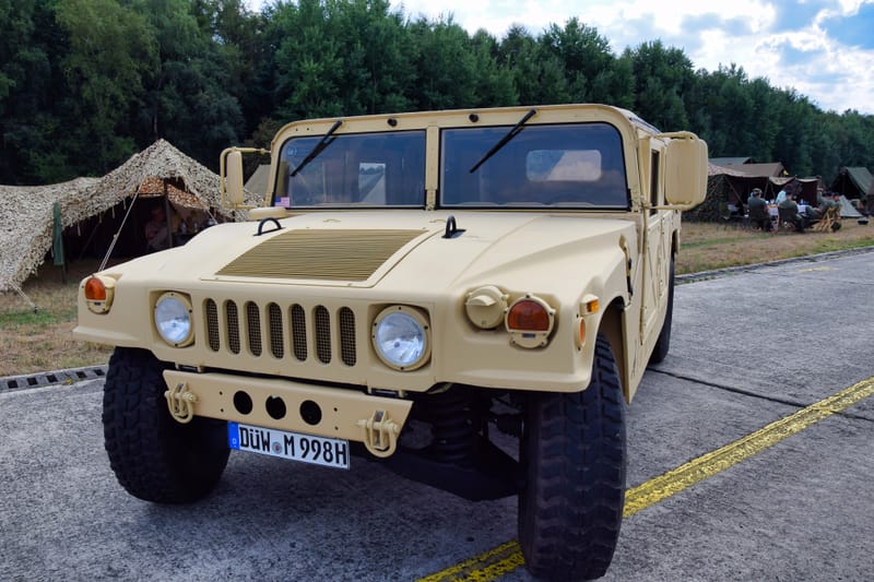 oude leger voertuigen en autos