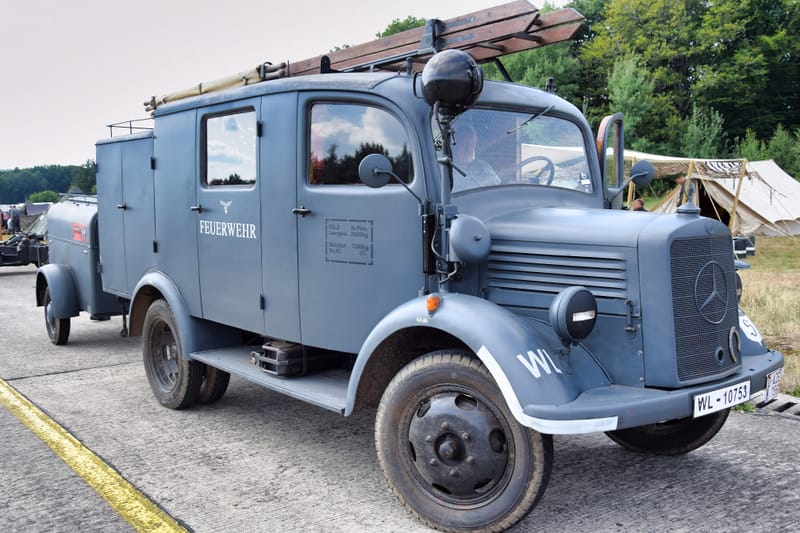 oude leger voertuigen en autos