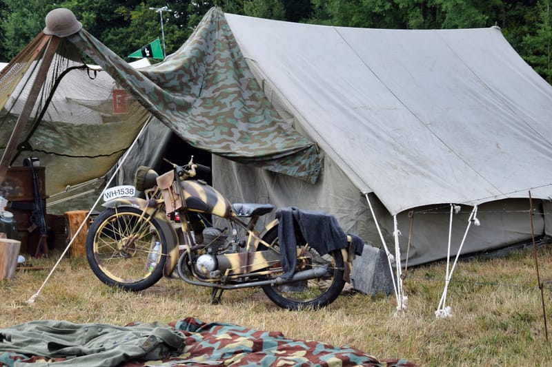 oude leger voertuigen en autos