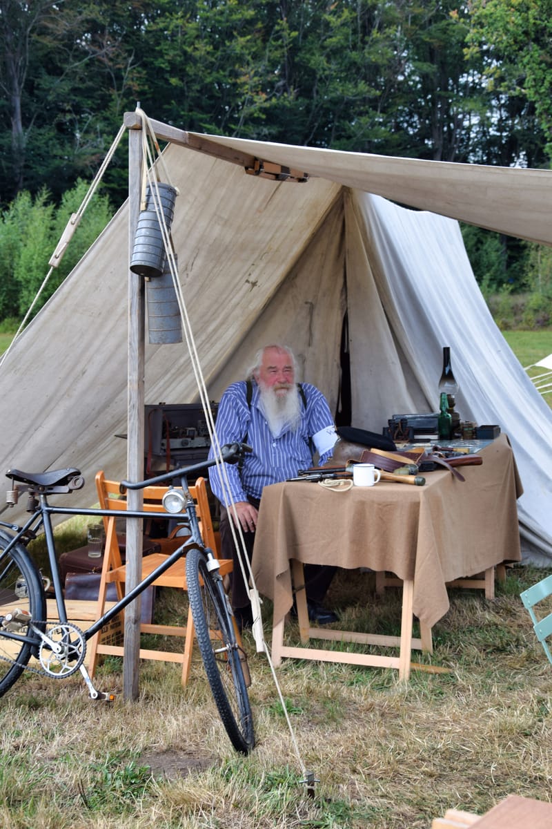 oude leger voertuigen en autos