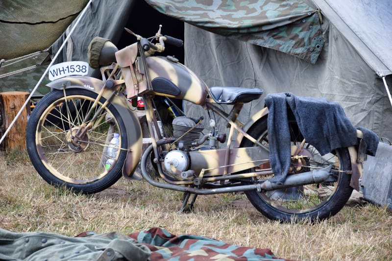 oude leger voertuigen en autos