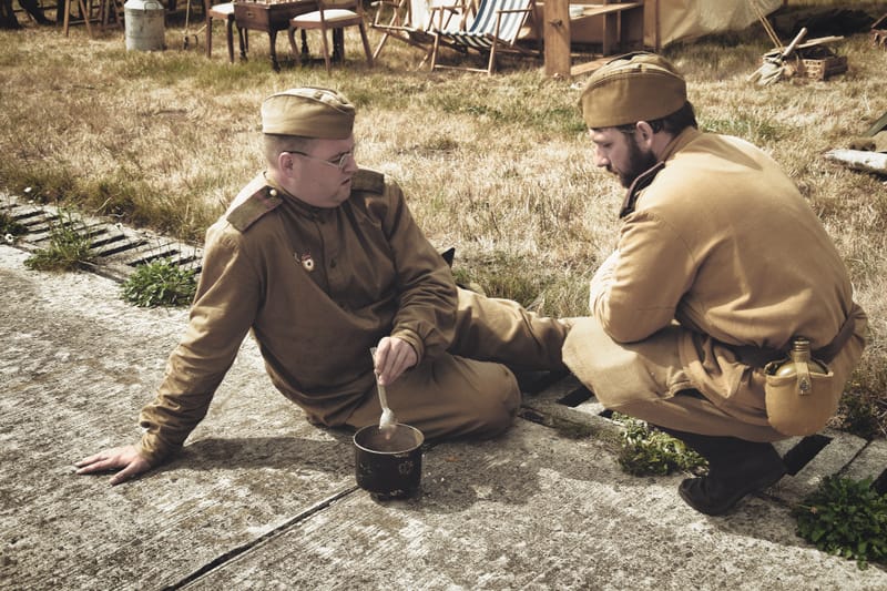 oude leger voertuigen en autos