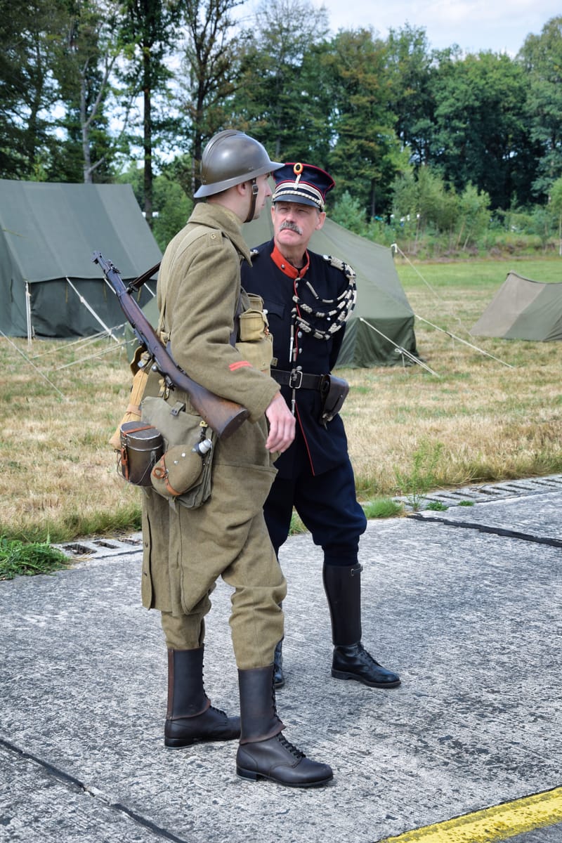oude leger voertuigen en autos