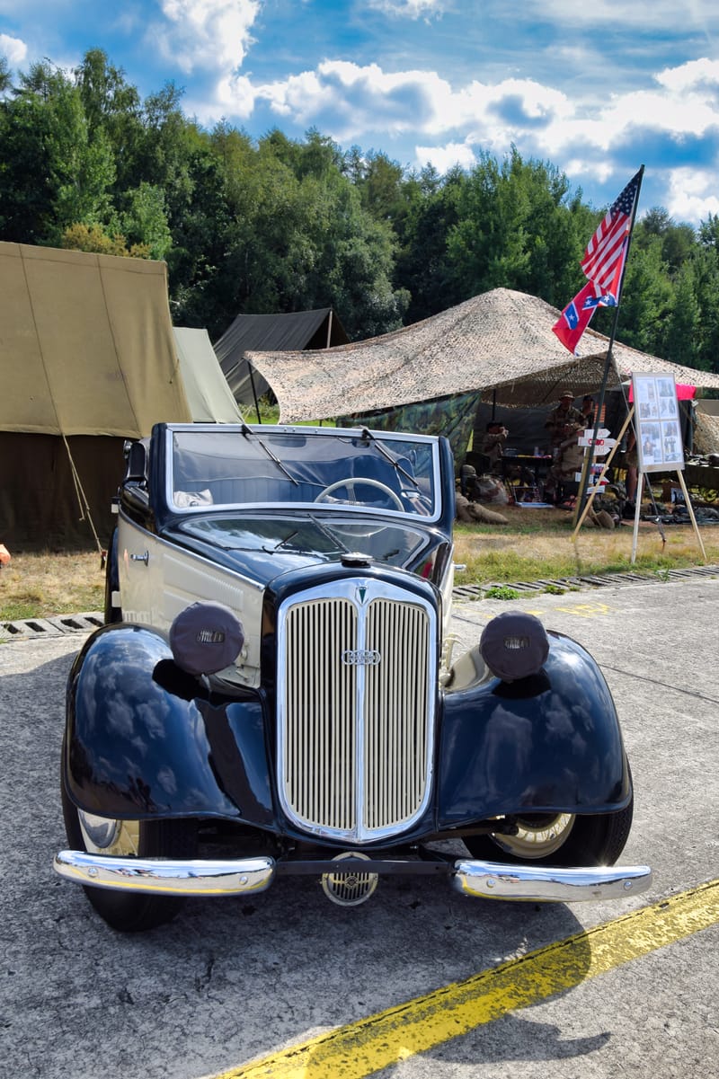 oude leger voertuigen en autos