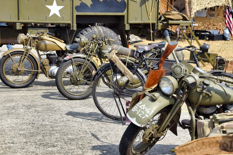 oude leger voertuigen en autos