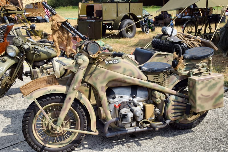 oude leger voertuigen en autos