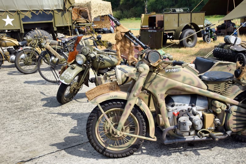 oude leger voertuigen en autos