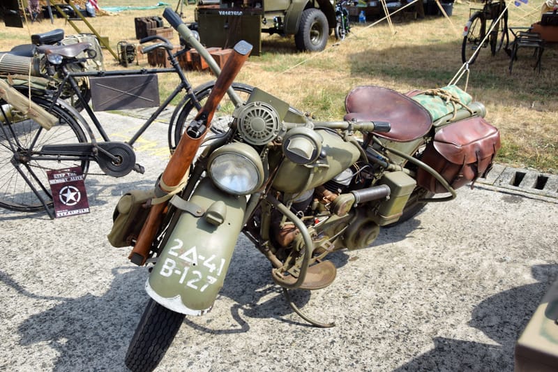 oude leger voertuigen en autos