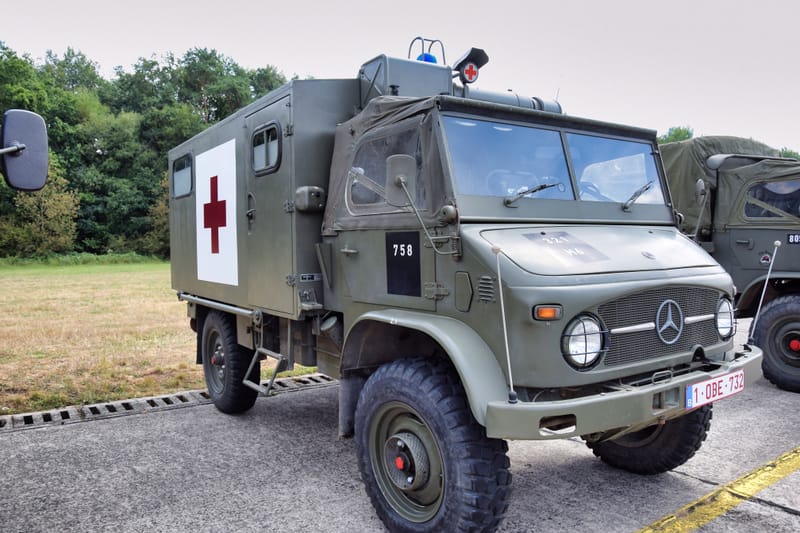 oude leger voertuigen en autos