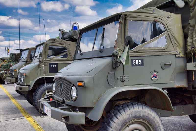 oude leger voertuigen en autos