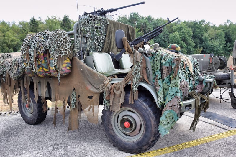 oude leger voertuigen en autos