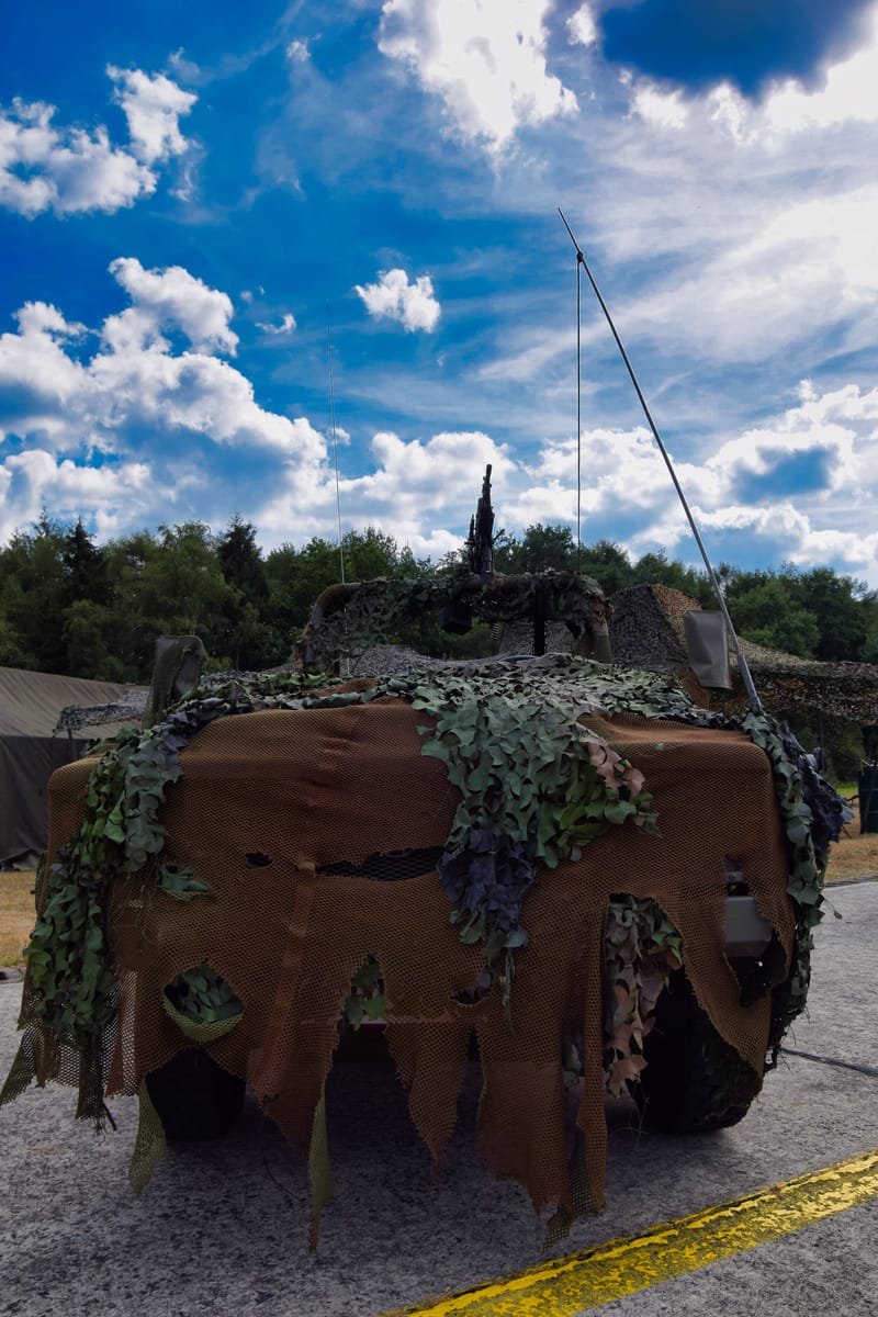 oude leger voertuigen en autos