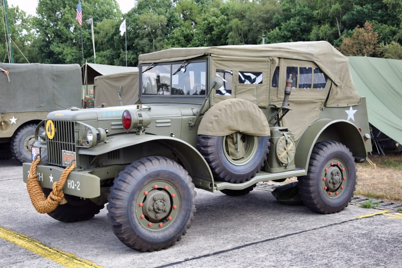 oude leger voertuigen en autos