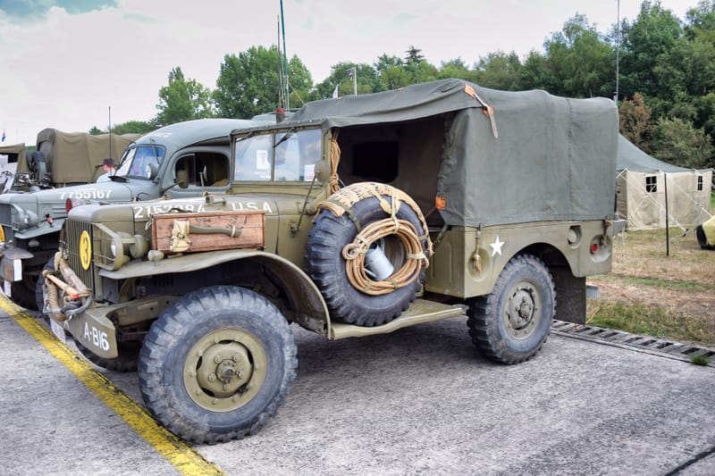 oude leger voertuigen en autos