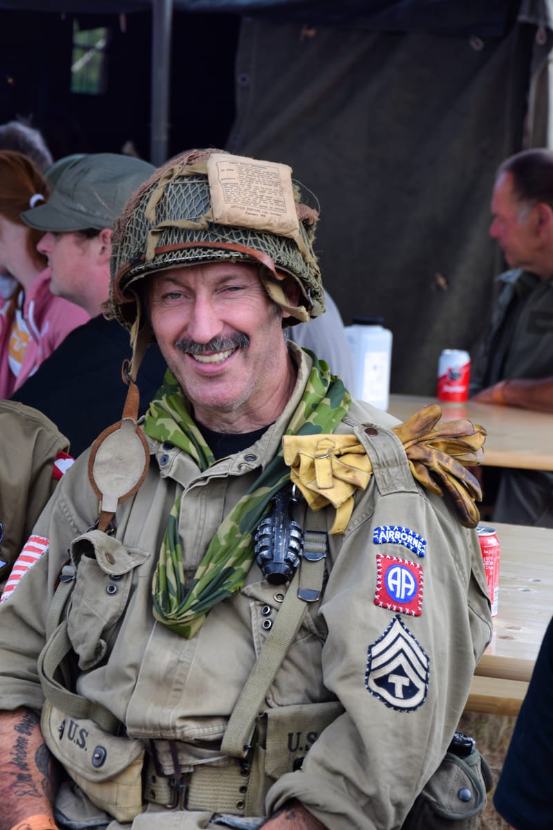 oude leger voertuigen en autos