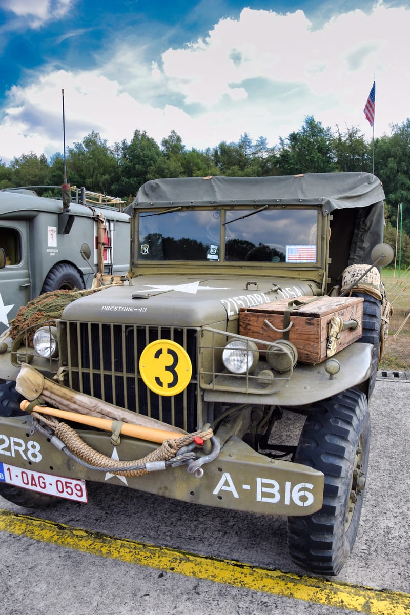 oude leger voertuigen en autos