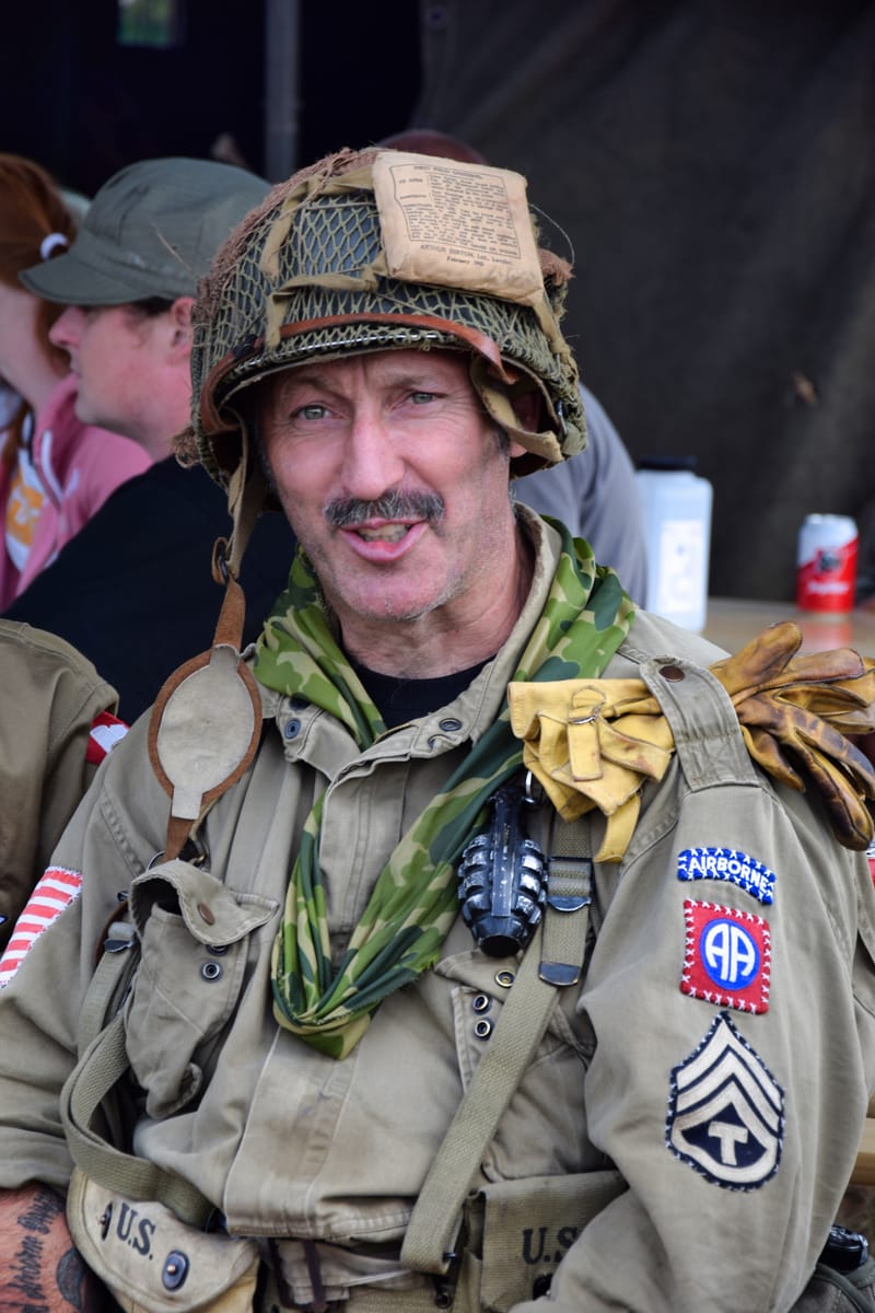 oude leger voertuigen en autos