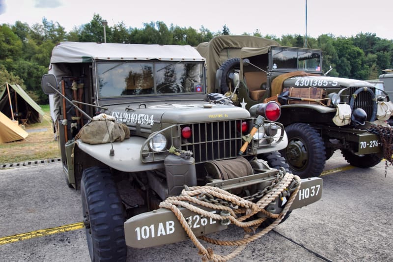 oude leger voertuigen en autos