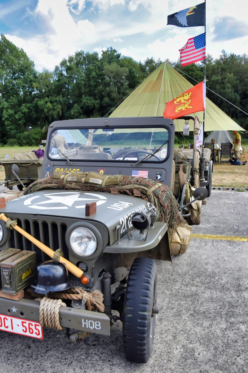 oude leger voertuigen en autos