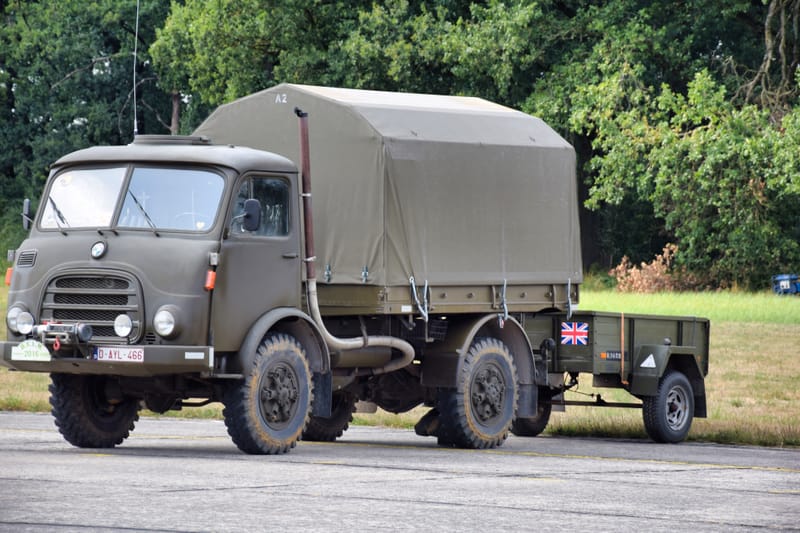oude leger voertuigen en autos