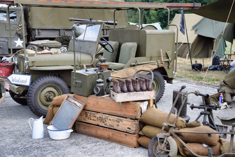 oude leger voertuigen en autos