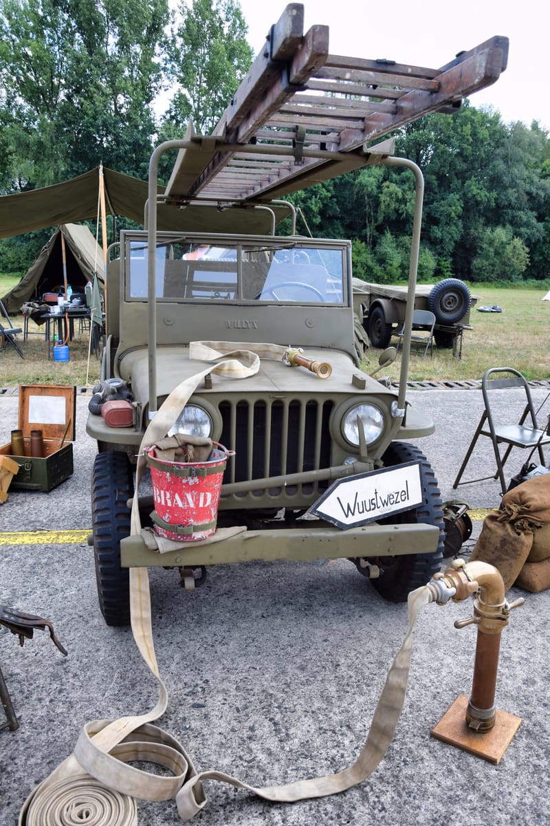 oude leger voertuigen en autos