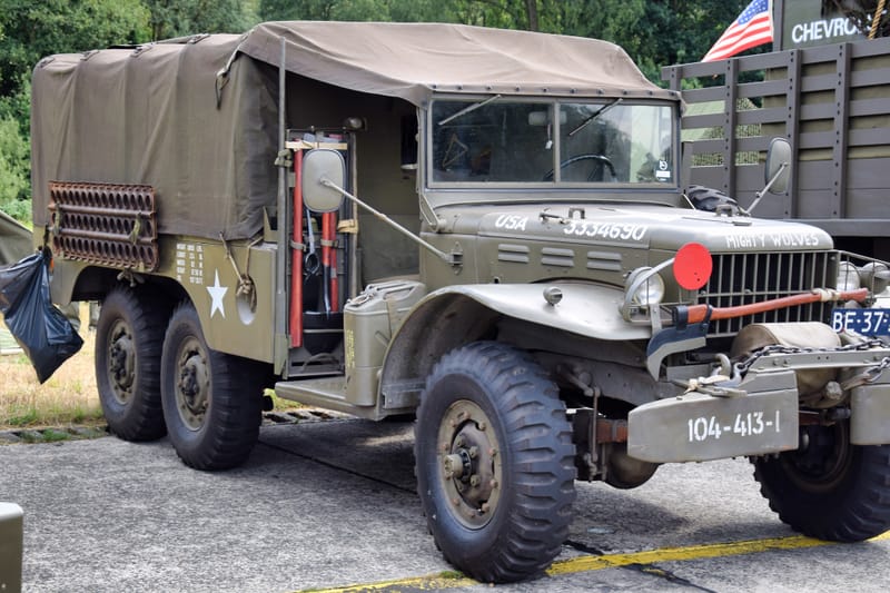 oude leger voertuigen en autos